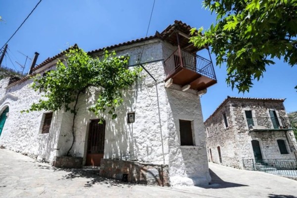 Παραδεισένιο και ιστορικό: Ανακαλύψτε το μικρό, ορεινό χωριό της Πελοποννήσου που χτίστηκε από τον Μέγα Αλέξανδρο!