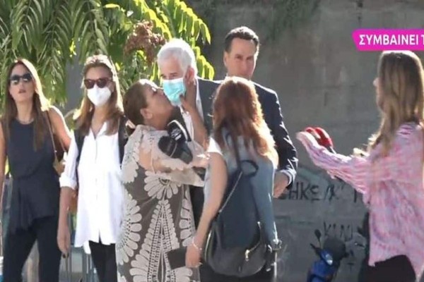 Ρομά γυναίκα πήρε αγκαλιά και φίλησε τον Πέτρο Φιλιππίδη έξω από τα δικαστήρια! (video)