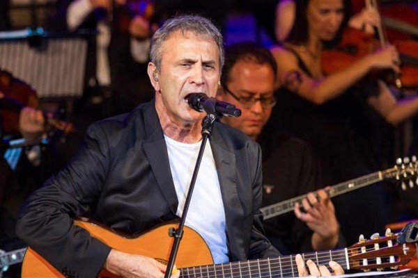 Ο Γιώργος Νταλάρας σε μια μοναδική συναυλία στο Άλσος Περιστερίου