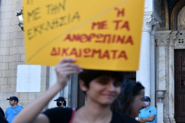 «Δική μου μήτρα, δική μου επιλογή»: Διαμαρτυρία γυναικών στην Μητρόπολη για την εγκύκλιο ενάντια στις αμβλώσεις (photos)