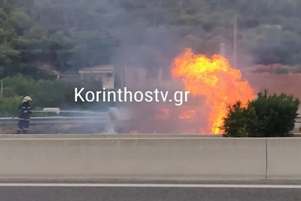 Δραματικές στιγμές στην Αθηνών-Κορίνθου: Αυτοκίνητο πήρε φωτιά εν κινήσει - Θρίλερ για δύο επιβάτες (video)