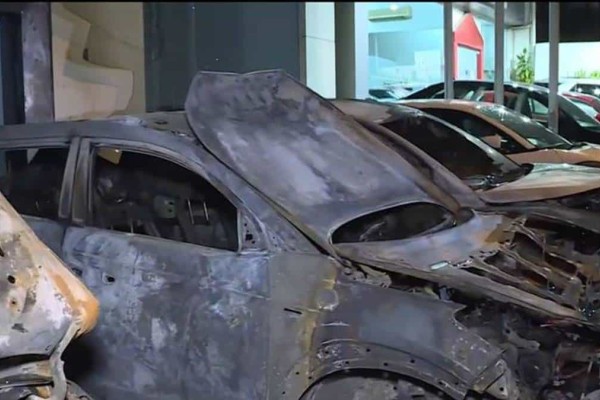 Συναγερμός στο κέντρο της Αθήνας: Εμπρηστική επίθεση σε αντιπροσωπεία αυτοκινήτων στα Πατήσια (Video)