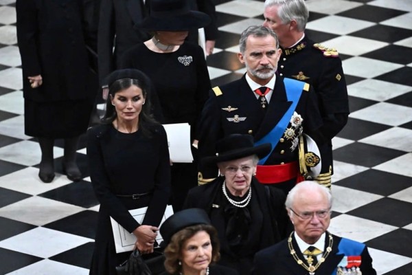 «Κορωνοφωλιά» η κηδεία της Ελισάβετ; Η βασίλισσα της Δανίας επέστρεψε από το Λονδίνο θετική και... έσπειρε ανησυχία