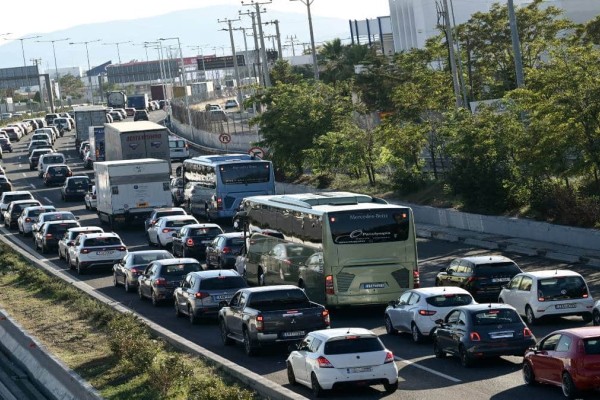 Κυκλοφοριακό κομφούζιο στο αθηναϊκό δίκτυο: «Ατελείωτος» ο Κηφισός για τους οδηγούς - Οι δρόμοι που είναι στο... κόκκινο