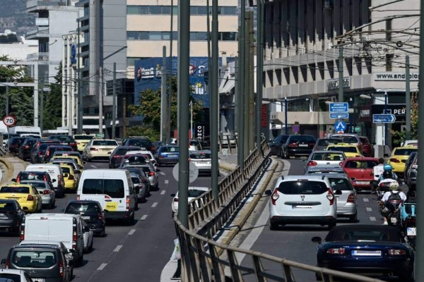 «Κόλαση» στους δρόμους της Αθήνας: Μποτιλιάρισμα χιλιομέτρων στη λεωφόρο Αθηνών – Σύγκρουση οχημάτων στο Χαϊδάρι (χάρτης)