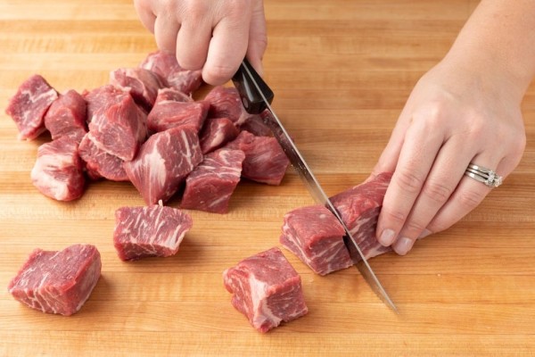 Εδώ σε έχουμε: Το τρικ για να κόβεις το κρέας σε μικρά κομμάτια σαν επαγγελματίας
