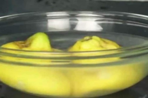 Ρίχνει σε ένα μπολ νερό και λεμόνι και τα βάζει στον φούρνο μικροκυμάτων - 3 λεπτά μετά; Θα εκπλαγείτε με το αποτέλεσμα (Video)