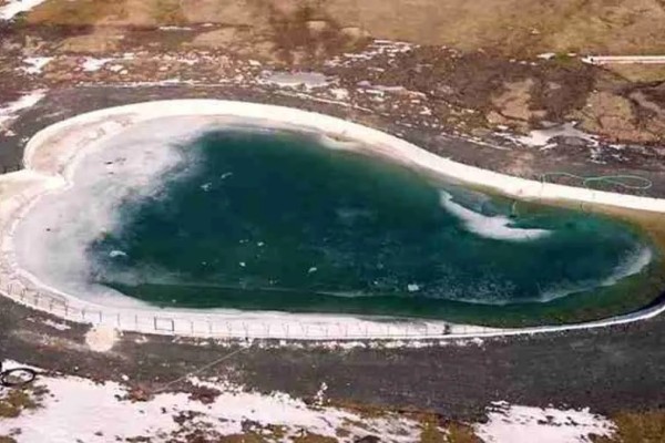 Για άκρως ερωτευμένα ζευγαράκια: H λίμνη του Μετσόβου με το σχήμα καρδιάς και τα σμαραγδένια νερά (Video)