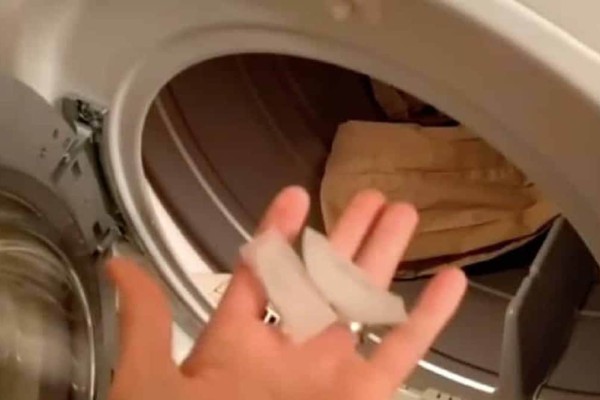 Παγάκια στο πλυντήριο ρούχων: «Λύνουν» με ευκολία το μαρτύριο κάθε νοικοκυράς