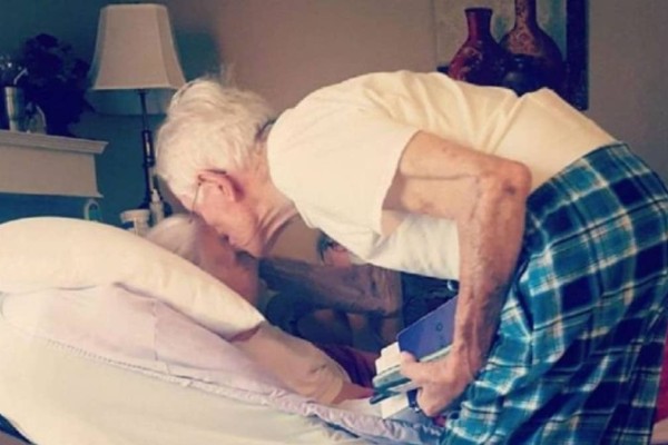 Ανατριχιαστική σύμπτωση: Η γιαγιά πέθανε ένα χρόνο πριν και ο παππούς της ψιθύρισε κάτι στο αυτί - Απίστευτο αυτό που συμβαίνει έπειτα