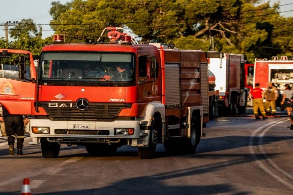 Φωτιά στο Μαρκόπουλο - Επιχειρούν πυροσβεστικές δυνάμεις