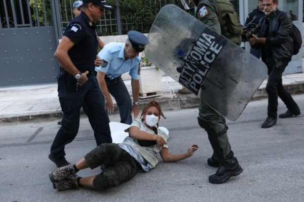 Μαχσά Αμινί: Ένταση έξω από την πρεσβεία του Ιράν στην Αθήνα κατά τη διαδήλωση