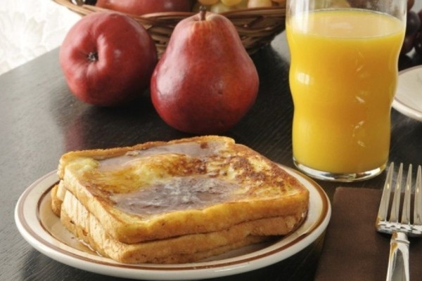 Αυτός είναι ο λόγος που πρέπει να αλείφετε μέλι και κανέλα στο ψωμί στο πρωινό σας!