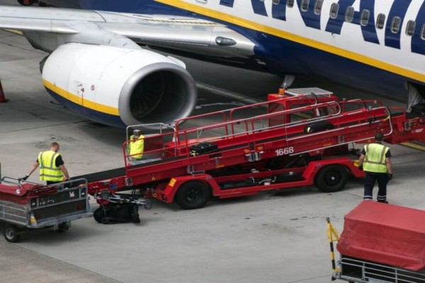 Πρόστιμο «μαμούθ» στη Ryanair - Σούσουρο με τις σπασμένες βαλίτσες