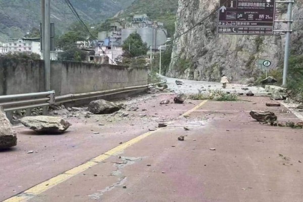 Ισχυρός σεισμός 6,8 Ρίχτερ στην Κίνα: Τουλάχιστον 7 νεκροί - Σοκαριστικές εικόνες