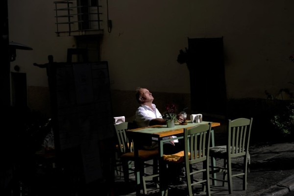 Η φωτογραφία της ημέρας: Σερβιτόρος στην Πλάκα απολαμβάνει τον πρωινό ήλιο πριν τη δουλειά