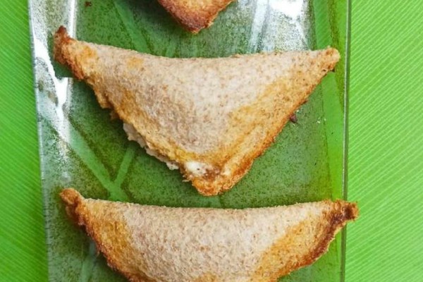 Ίσως η πιο εύκολη συνταγή: Λαχταριστά τυροπιτάκια με ψωμί του τοστ - Έτοιμα σε 10 λεπτά