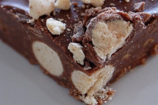 Ζαχαρούχο γάλα, σοκολάτα και καρύδια: Πώς με τρεις κινήσεις «απογειώνεται» το γλυκό ψυγείου!