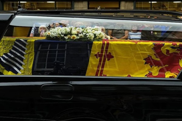 Βασίλισσα Ελισάβετ: Η σορός της έφτασε στο Εδιμβούργο – Οι αποκαρδιωτικές εικόνες της θλίψης και η κοσμοσυρροή