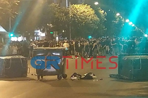 Χάος στη Θεσσαλονίκη: Οδομαχίες και διακοπή της συναυλίας του Θανάση Παπακωνσταντίνου - Οργή για αναίτια χρήση χημικών από την Αστυνομία