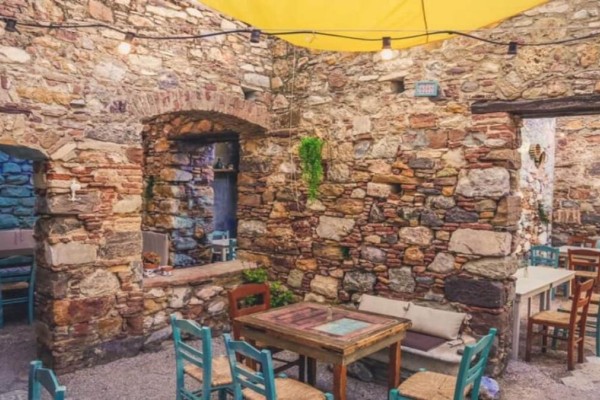 Χίος: Ένα από τα κορυφαία εστιατόρια του νησιού μέσα στα γραφικά σοκάκια του Κάστρου…