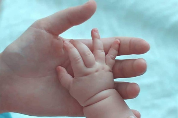Νεκρό μωρό από ηλεκτροπληξία στην Εύβοια: «Έβαλε τα χεράκια του σε εντομοαπωθητικό που ήταν στην πρίζα»