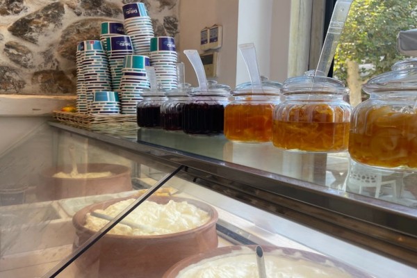 Αυτό είναι το μοναδικό yogurt bar της Αθήνας - Φρέσκα γιαούρτια και χειροποίητα γλυκά του κουταλιού