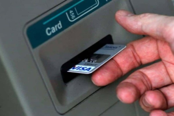 Πέφτει η αυλαία για τις κάρτες στα ΑΤΜ - Με τί θα αντικατασταθούν οριστικά