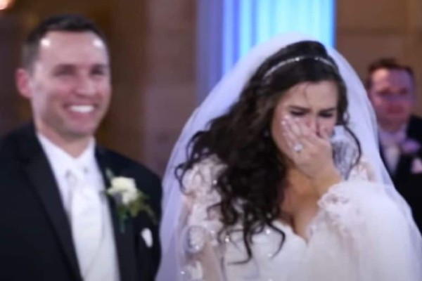 Γαμπρός και νύφη ξεκινούν να χορεύουν - Τότε σταματάει η μουσική και η νύφη βάζει τα κλάματα... με τη συνέχεια να σοκάρει (Video)