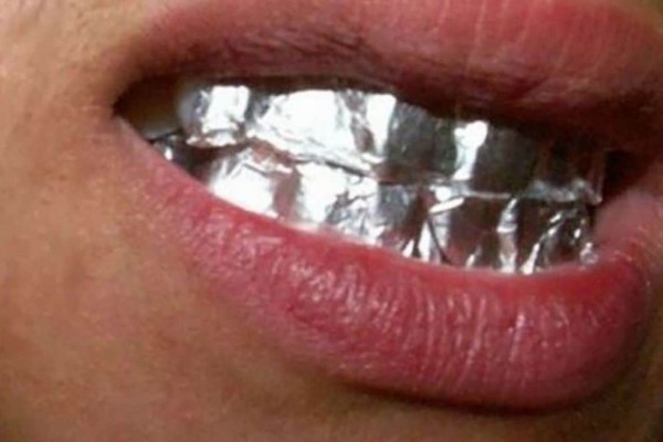 Ξέρετε τι θα συμβεί, αν βάλετε φύλλο αλουμινόχαρτο στα δόντια σας για μια ώρα;