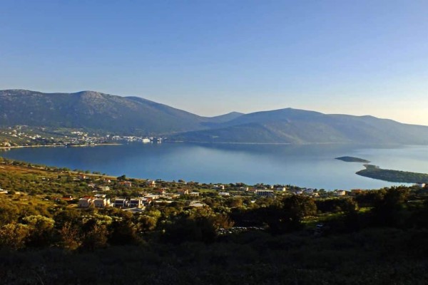 Ο απόλυτος προορισμός για το σαββατοκύριακο - Το παραθαλάσσιο χωριό της Στερεάς Ελλάδας που θα λατρέψετε με την πρώτη ματιά