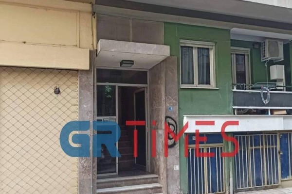 Άγριο έγκλημα στη Θεσσαλονίκη: Σκερπάνι κρυμμένο στο διαμέρισμα που βρέθηκε νεκρός ο 41χρονος - Τι «βλέπουν» οι Αρχές