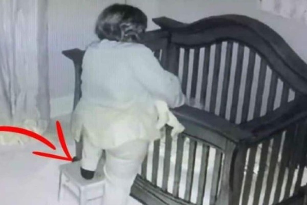 61χρονη γιαγιά στέκεται πάνω από την κούνια του μωρού - Μετά από λίγα δευτερόλεπτα... (Video)