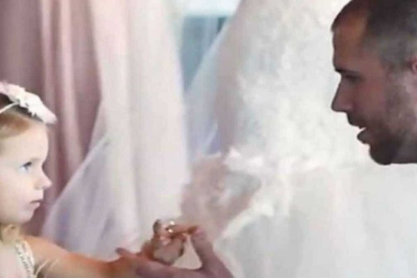 Όλα έμοιαζαν με κανονικό γάμο μέχρι που ο γαμπρός σκύβει στην κόρη της νύφης και συμβαίνει το απίστευτο! (video)