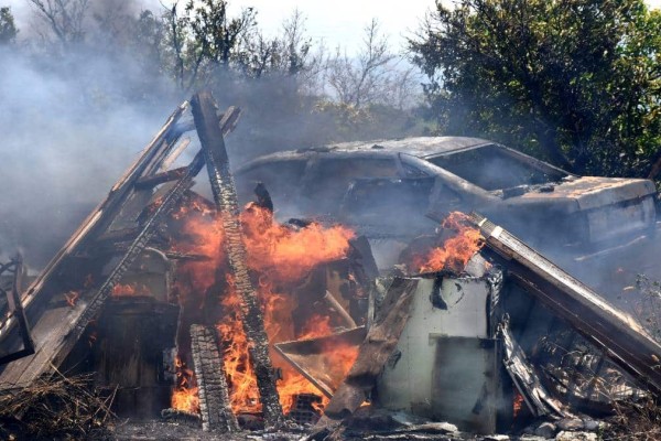 Φωτιά στη Θεσσαλονίκη: Καίγεται αποθήκη με ηλεκτρολογικό υλικό (video)