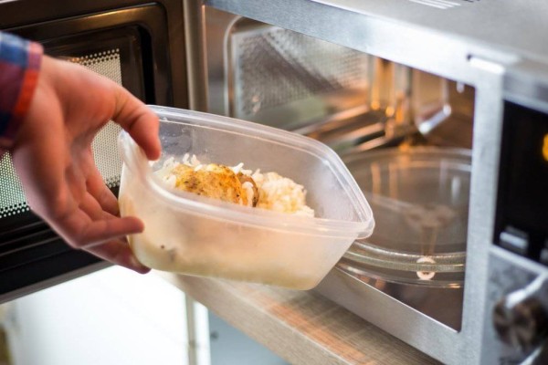 Μην τυχόν και το κάνετε: Αυτές είναι οι τροφές που απαγορεύεται «δια ροπάλου» να μπαίνουν στον φούρνο μικροκυμάτων