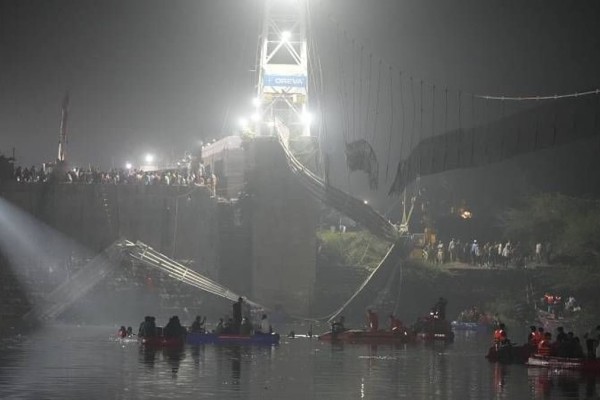 Θρίλερ στην Ινδία: Ξεπερνούν τους 130 οι νεκροί από κατάρρευση γέφυρας - Αναζητούν για επιζώντες