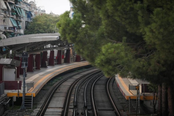 Σοβαρό τροχαίο στον ΗΣΑΠ Κηφισιάς: Αυτοκίνητο παραλίγο να πέσει στις ράγες - Διακοπή δρομολογίων (video)