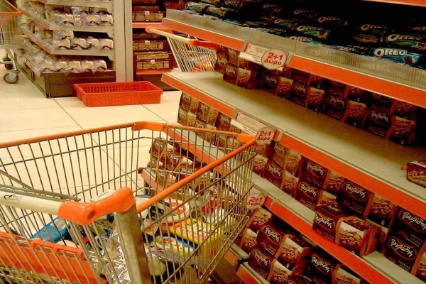 «Καλάθι της νοικοκυράς»: Πώς θα αναγνωρίζουμε τα 50 προϊόντα – Ποια καταστήματα αφορά το νέο μέτρο (video)