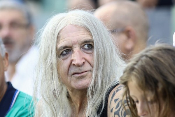 Έχασε τα μαλλιά του ο Νίκος Καρβέλας: Στο γήπεδο με περούκα (photo)