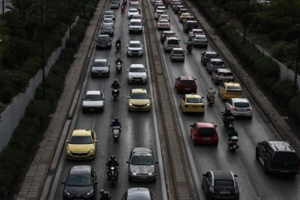 Κυκλοφοριακό κομφούζιο στην Αττική: Μποτιλιάρισμα και ταλαιπωρία στον Κηφισό - Ποιους δρόμους να αποφύγετε (photo-video)