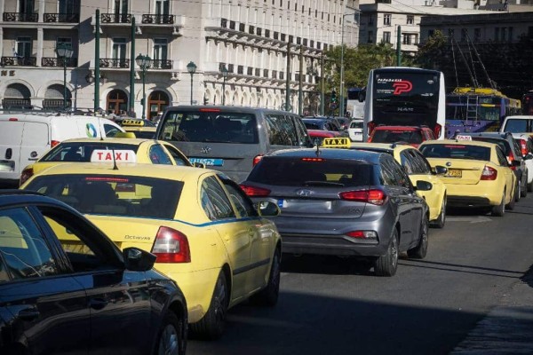 Κυκλοφοριακό κομφούζιο: Πανδαιμόνιο στους δρόμους της Αττικής λόγω της εξόδου - Τεράστια προβλήματα σε ΚΤΕΛ Κηφισού, Αττική Οδό