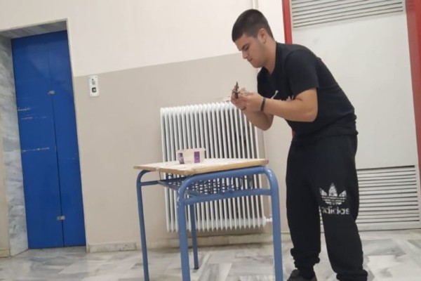 Λάρισα: Αυτός είναι ο μαθητής του ΕΠΑΛ Τυρνάβου που έγινε viral - Στα διαλείμματα επισκευάζει τα θρανία