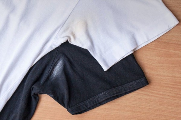 Λευκά σημάδια στα ρούχα: Οι 7 πιο αποτελεσματικοί τρόποι για να πείτε «αντίο» στους λεκέδες