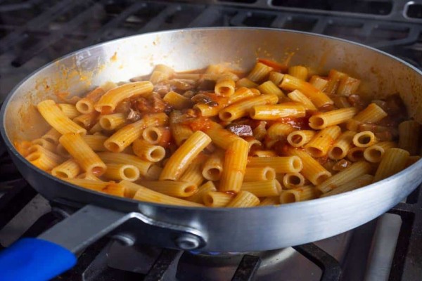 «Να τρώει η μάνα και του παιδιού να μη δίνει»: Μακαρόνια στο τηγάνι - Μία εναλλακτική συνταγή με λίγα υλικά (video)