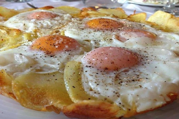 «Τα τσούγκρισε»: Ρίχνει πατάτες στο τηγάνι και σπάει μέσα τα αυγά... Το αποτέλεσμα θα σας εκπλήξει