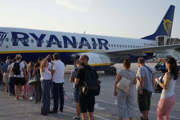 Έσκασε «βόμβα» στη Ryanair: «Άνοιξε» εισιτήρια από 20 ευρώ για 7 πτήσεις εξωτερικού