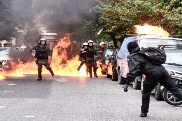  Επεισόδια σε πορεία για την υπόθεση βιασμού της 12χρονης: Έβαλαν φωτιά στο όχημα του 53χρονου