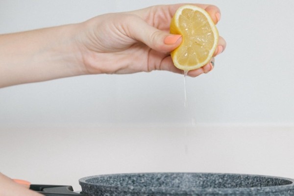 Κάνε το σπίτι σου λαμπίκο με στιμμένο λεμόνι - 3 τρόποι να το εκμεταλλευτείς σωστά πριν βιαστείς να το πετάξεις