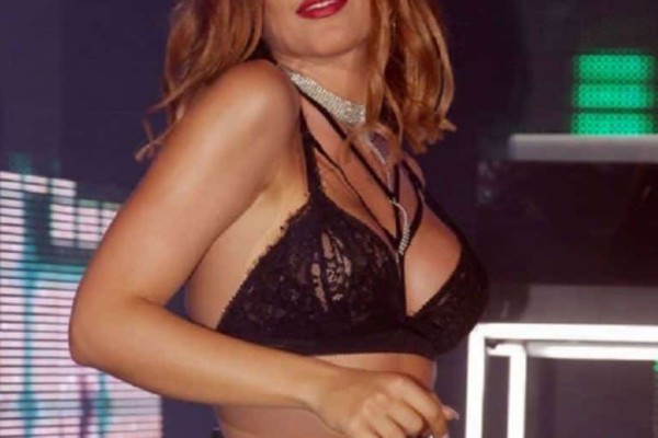 Διάσημη Ελληνίδα τραγουδίστρια έδειξε κατά λάθος γυμνή φωτογραφία της!